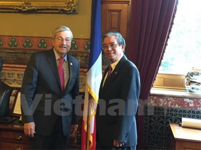 Đại sứ Phạm Quang Vinh gặp gỡ Thống đốc bang Iowa, ông Terry Branstad. (Ảnh: Vietnam+)