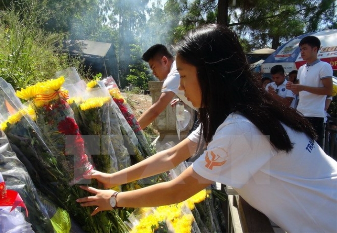 Đoàn thanh niên sinh viên kiều bào dâng hương, hoa viếng mộ Đại tướng Võ Nguyên Giáp. (Ảnh: TTXVN)