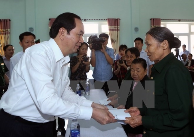 Chủ tịch nước Trần Đại Quang đến thăm, tặng quà cho các đối tượng chính sách đang được chăm sóc, phụng dưỡng tại Trung tâm Điều dưỡng, nuôi dưỡng người có công tỉnh Quảng Nam. (Ảnh: TTXVN)