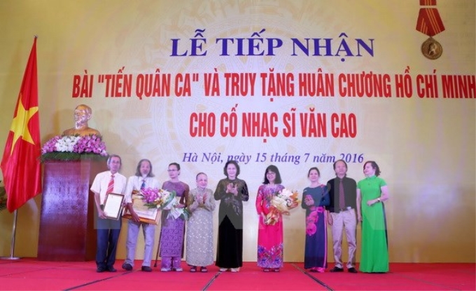 Chủ tịch Quốc hội Nguyễn Thị Kim Ngân trao tặng Huân chương Hồ Chí Minh cho gia đình cố nhạc sỹ Văn Cao. (Ảnh: Phương Hoa/TTXVN)