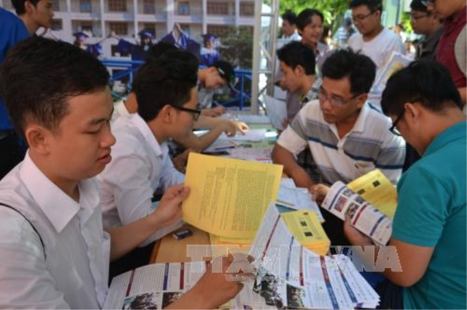 Các chuyên gia tư vấn tuyển sinh đại học, cao đẳng cho thí sinh. Ảnh: Đinh Văn Nhiều/TTXVN