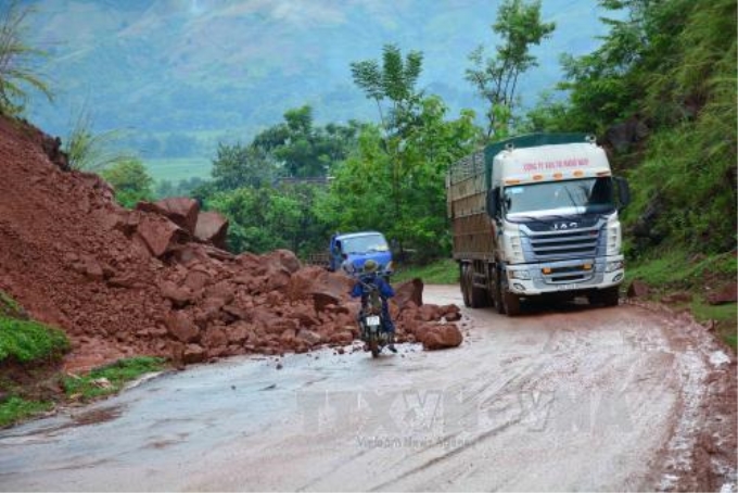 Đất đá bị sạt lở trên tuyến đường Quốc lộ 6 đoạn qua huyện Yên Châu tỉnh Sơn La ngày 21/8. Ảnh: Mai Công Luật/TTXVN