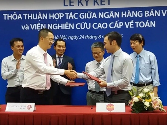 Đại diện Ngân hàng Bản Việt và Viện Nghiên cứu cao cấp về toán ký kết thoả thuận hợp tác. (Ảnh: Phạm Mai/Vietnam+)