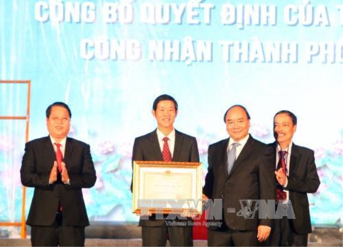 Thủ tướng Nguyễn Xuân Phúc trao Huân chương Độc lập Hạng Ba cho thành phố Tam Kỳ. Ảnh: Thống Nhất/TTXVN