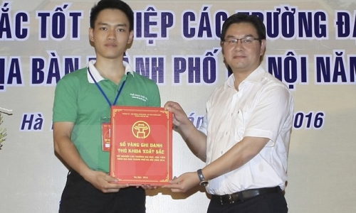 Hà Nội vinh danh 100 thủ khoa xuất sắc của các trường đại học