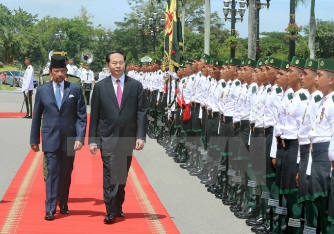 Chủ tịch nước Trần Đại Quang và Quốc vương Haji Hassanal Bolkiah Mu’izzaddin Waddaulah duyệt đội danh dự Quân đội Hoàng gia Brunei. (Ảnh: TTXVN)