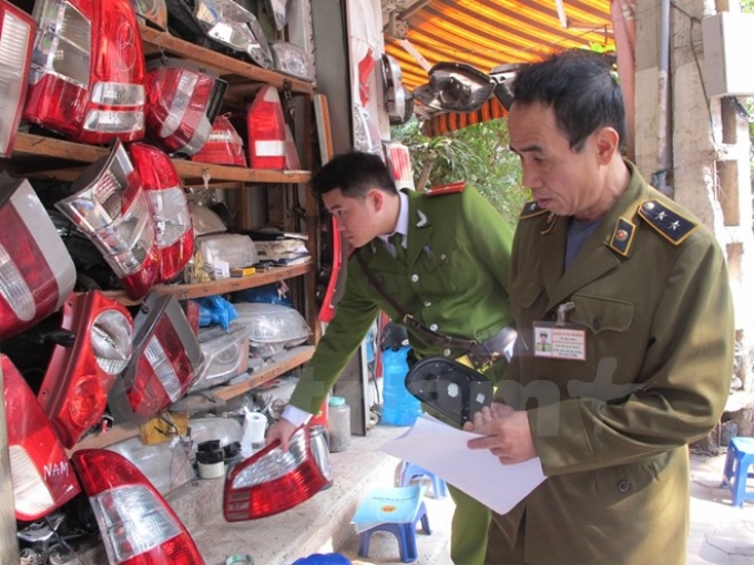 Lực lượng liên ngành Hà Nội đang kiểm tra hàng hóa tại Chợ Hòa Bình. (Ảnh: Vietnam+)