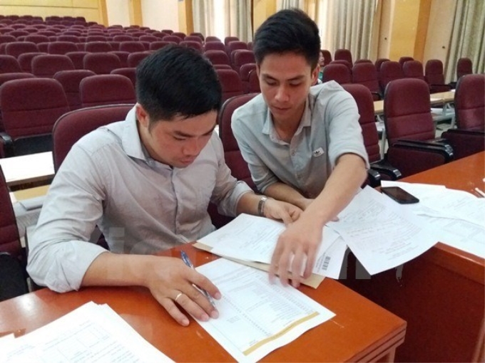 Thí sinh nộp hồ sơ xét tuyển tại Đại học Thuỷ lợi. (Ảnh: Vietnam+)