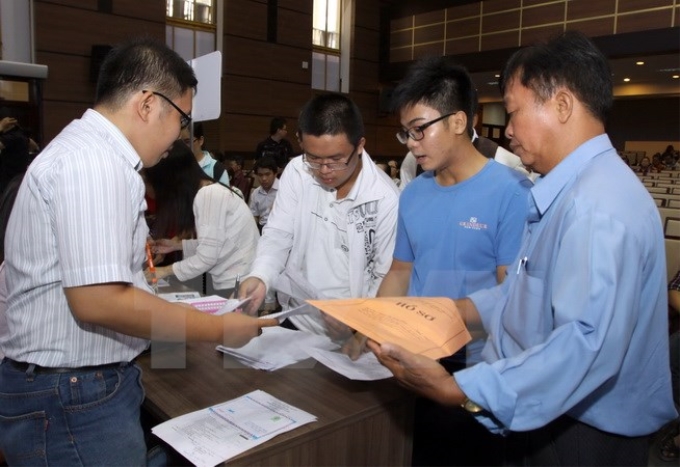 Thí sinh nộp hồ sơ đăng ký xét tuyển vào Đại học Kinh tế Thành phố Hồ Chí Minh. (Ảnh: TTXVN)