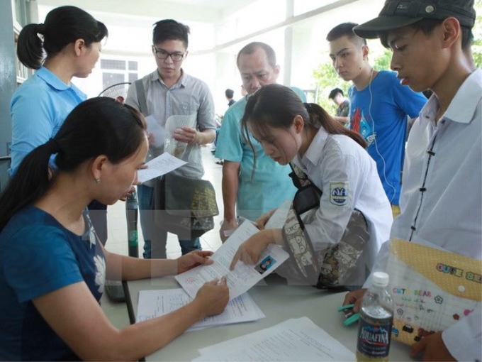 Bàn tư vấn tuyển sinh của trường Đại học Bách khoa Hà Nội. (Ảnh: TTXVN)