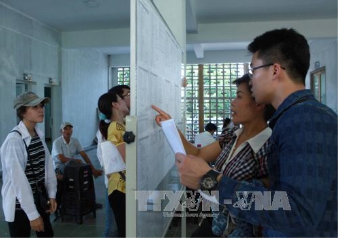 Phụ huynh và thí sinh xem thông tin tuyển sinh của các ngành trước khi đăng ký nộp hồ sơ tại trường Đại học Bách khoa Hà Nội. Ảnh: Quý Trung/TTXVN