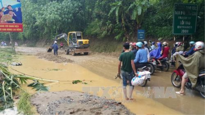 Nước lũ gây ngập lụt tại xã Đồng Tuyển (TP. Lào Cai) khiến người dân đi lại khó khăn. (Ảnh: TTXVN)