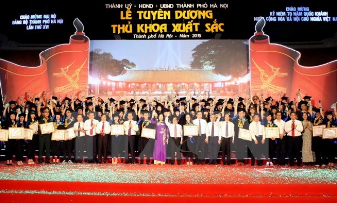 98 Thủ khoa xuất sắc tốt nghiệp các trường Đại học, Học viện trên địa bàn thành phố Hà Nội chụp ảnh chung với các đại biểu năm 2015. (Ảnh: Phạm Kiên/TTXVN)