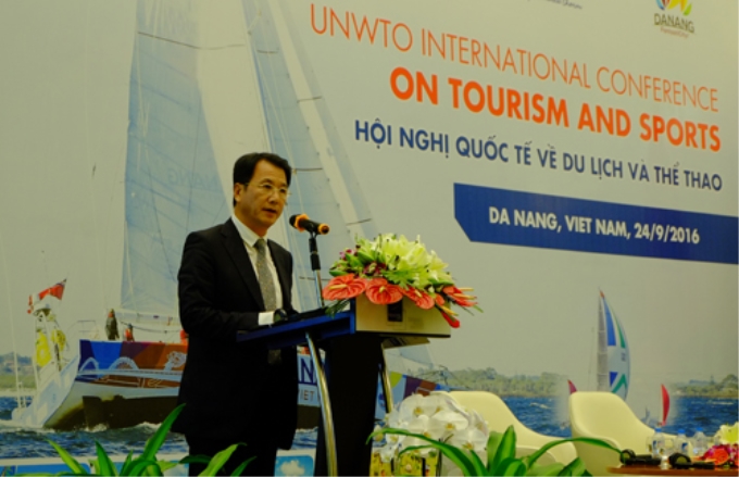 Phó Giám đốc khu vực châu Á-Thái Bình Dương của UNWTO, ông Harry Hwang công bố “Tuyên bố Đà Nẵng". Ảnh: VGP/Mai Vy