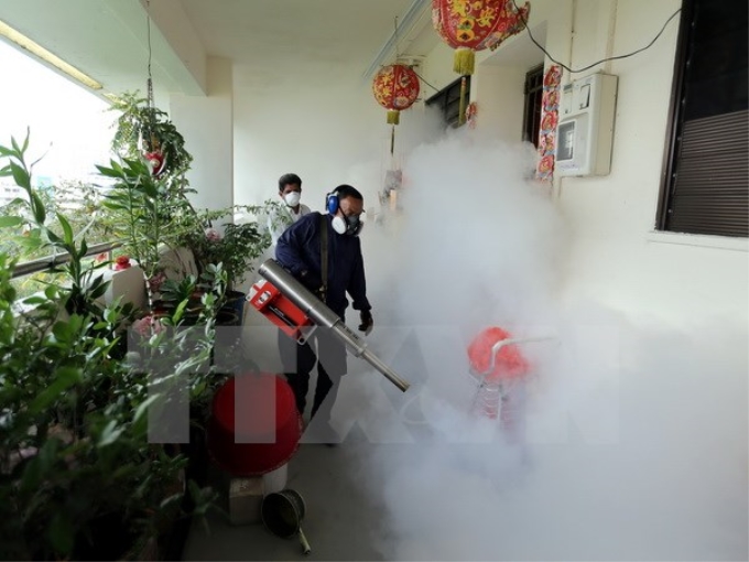 Phun thuốc khử trung nhằm ngăn chặn sự lây lan của virus Zika tại Singapore. (Nguồn: AFP/TTXVN)