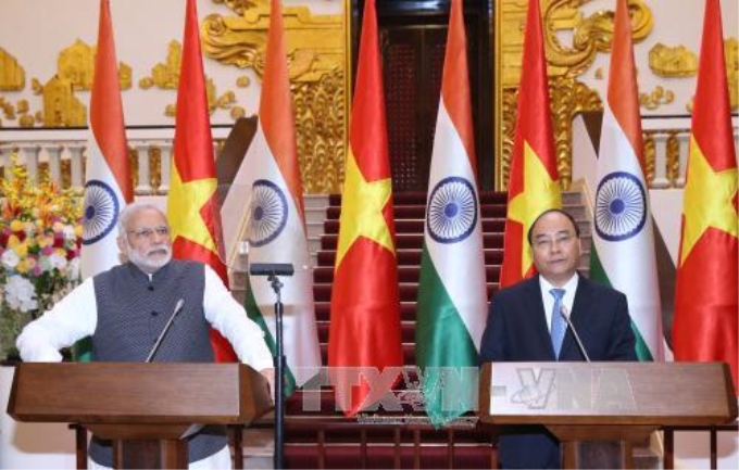 Thủ tướng Nguyễn Xuân Phúc và Thủ tướng Ấn Độ Narendra Modi tại buổi họp báo chung sau khi kết thúc hội đàm, sáng 3/9. Ảnh: Thống Nhất-TTXVN