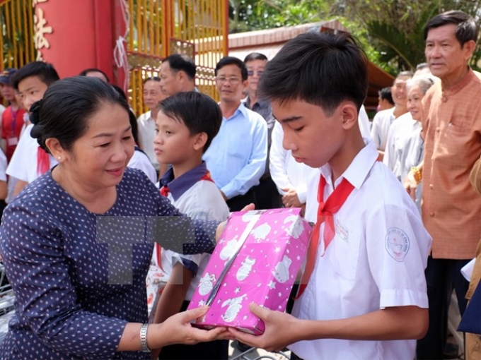 Tặng quà cho học sinh nghèo. (Ảnh minh họa. Nguồn: TTXVN)