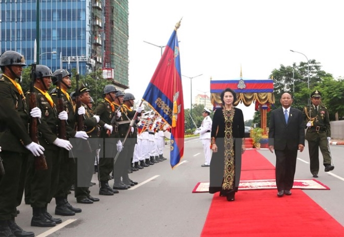 Chủ tịch Quốc hội Campuchia Samdec Heng Samrin và Chủ tịch Quốc hội Nguyễn Thị Kim Ngân tại Lễ đón chính thức. (Ảnh: TTXVN)