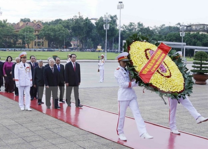 Đoàn đại biểu lãnh đạo, nguyên lãnh đạo Đảng, Nhà nước do Tổng Bí thứ Nguyễn Phú Trọng dẫn đầu cùng các Bộ, ban, ngành ở Trung ương và Hà Nội đến đặt vòng hoa và vào lăng viếng Chủ tịch Hồ Chí Minh. (Ảnh: TTXVN)