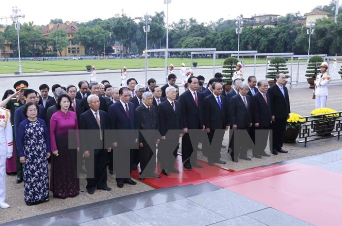 Lãnh đạo Đảng, Nhà nước đặt vòng hoa và vào lăng viếng Chủ tịch Hồ Chí Minh. (Ảnh: TTXVN)