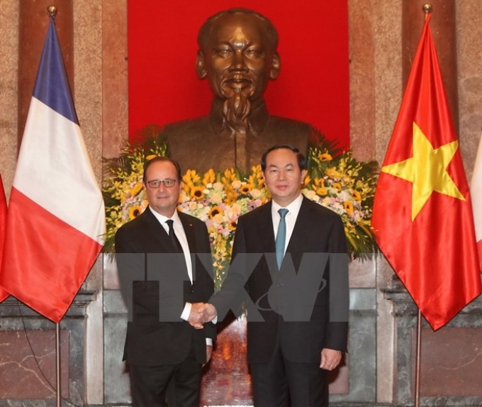 Chủ tịch nước Trần Đại Quang và Tổng thống Pháp Francois Hollande tại Lễ đón. (Ảnh: Nhan Sáng/TTXVN)