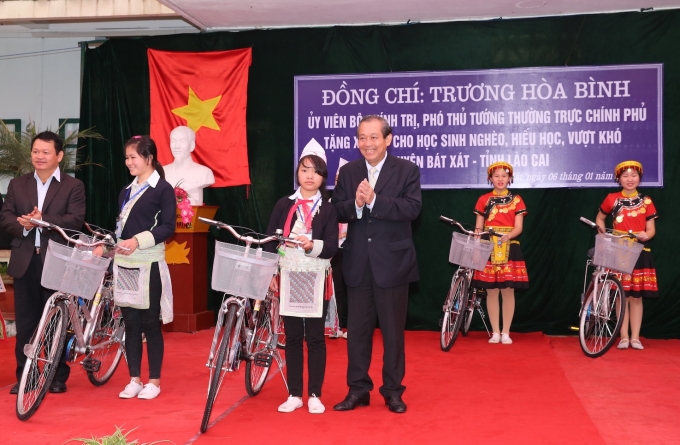 Phó Thủ tướng Thường trực Trương Hòa Bình mong muốn các cháu được nhận xe đạp lần này sẽ rút ngắn thời gian đến trường và nỗ lực trong học tập. Ảnh: VGP/Lê Sơn