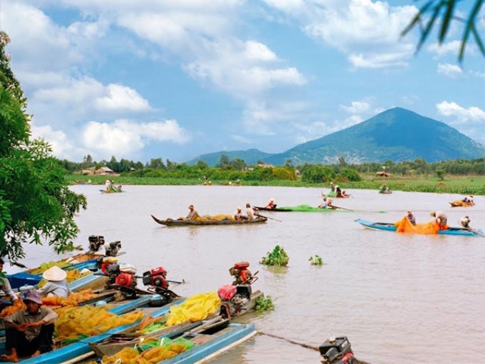 Cuộc sống trên sông Vàm Cỏ Đông.