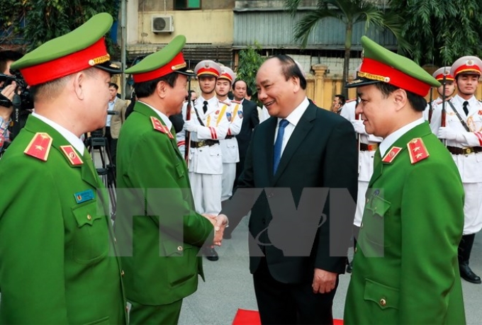 Thủ tướng Nguyễn Xuân Phúc đến kiểm tra công tác trực, sẵn sàng chiến đấu tại Bộ Tư lệnh Cảnh sát cơ động trong dịp Tết nguyên đán 2017. (Ảnh: Thống Nhất/TTXVN)