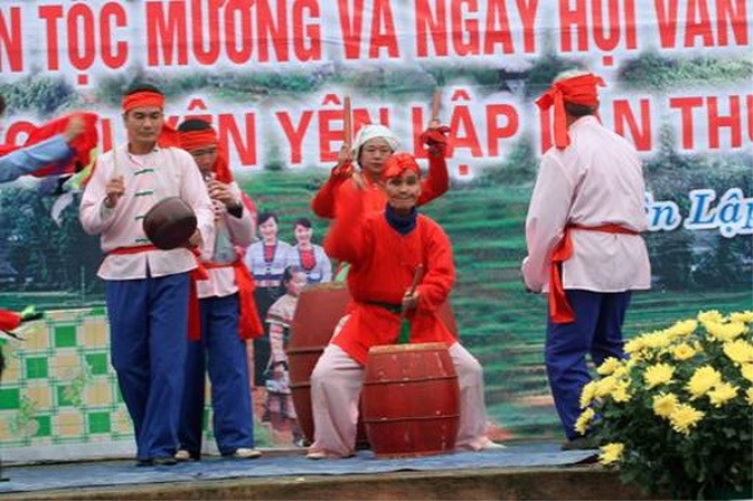 Các nghệ nhân dân gian huyện Yên Lập trong điệu Múa trống đu. (Nguồn: phutho.gov.vn)