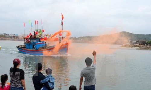 Ngư dân Quảng Ngãi tưng bừng "xông biển" đầu Năm mới