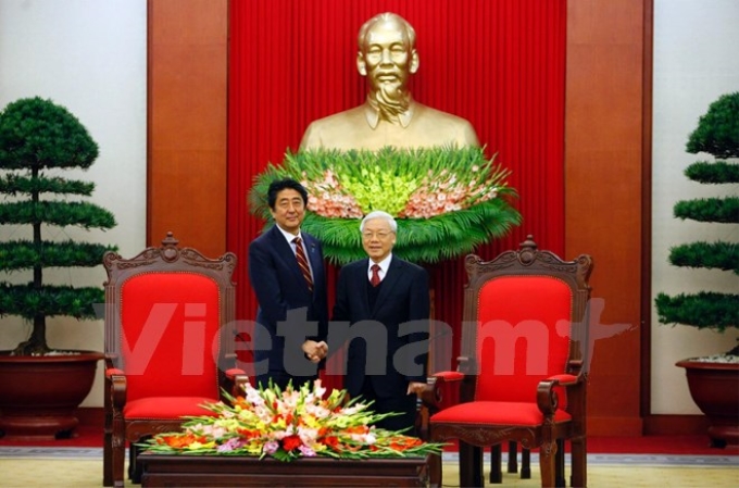 Thủ tướng Nhật Shinzo Abe chào xã giao Tổng Bí thư Nguyễn Phú Trọng. (Ảnh: Vietnam+)