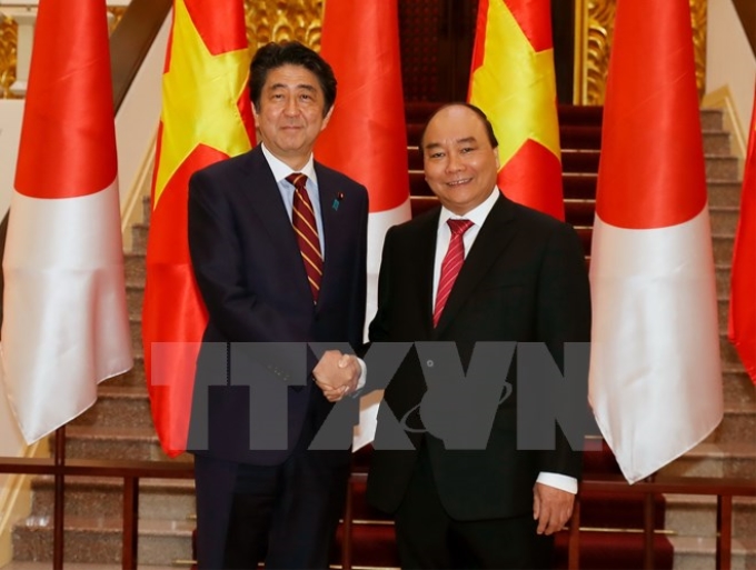 Thủ tướng Nguyễn Xuân Phúc và Thủ tướng Nhật Bản Shinzo Abe tại lễ đón. (Ảnh: TTXVN)