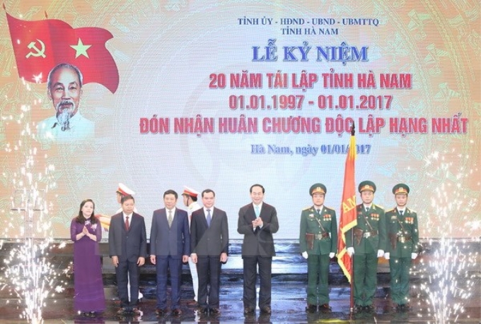 Chủ tịch nước Trần Đại Quang trao Huân chương Độc Lập hạng Nhất cho Đảng bộ, chính quyền và nhân dân tỉnh Hà Nam. (Ảnh: TTXVN)