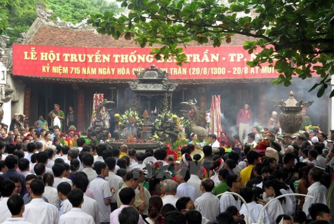 Đông đảo nhân dân tới dự Lễ hội truyền thống đền Trần năm 2015. (Ảnh: Văn Đạt/TTXVN)