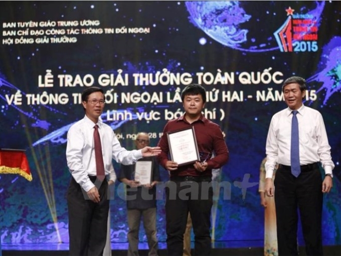 Đại diện Báo điện tử VietnamPlus nhận giải nhất Giải thưởng toàn quốc về thông tin đối ngoại lần thứ hai. (Ảnh: Minh Chiến/Vietnam+)