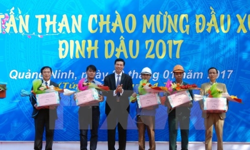 Vinacomin xuất tấn than đầu tiên của năm mới Đinh Dậu 2017