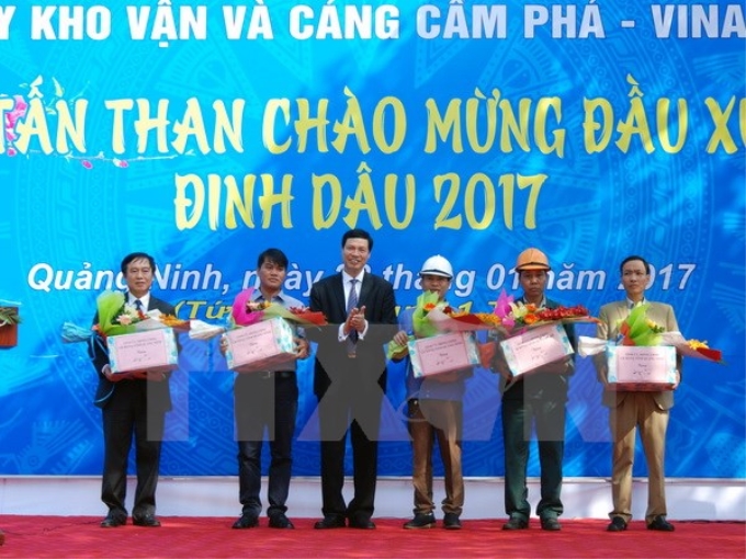 Lãnh đạo tỉnh Quảng Ninh chúc Tết cán bộ, công nhân Công ty Kho vận và Cảng Cẩm Phả thuộc Vinacomin trước khi tổ chức rót than xuống tàu. (Ảnh: Văn Đức/TTXVN)