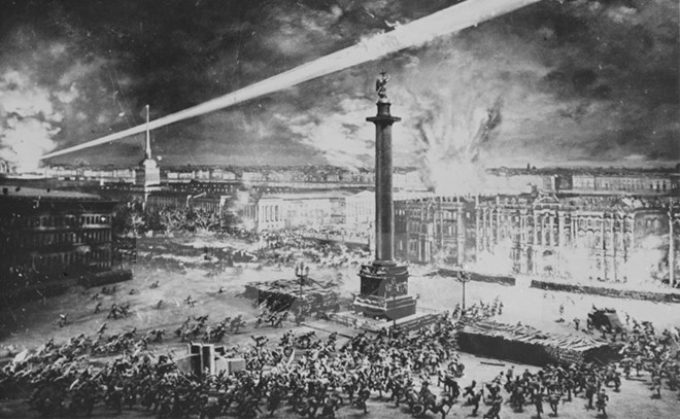 Rạng sáng 7/11/1917, quân khởi nghĩa tấn công vào Cung điện Mùa Đông ở Petrograd (nay là Saint Petersburg), mở đầu cuộc Cách mạng tháng Mười Nga vĩ đại. (Ảnh: Tư liệu TTXVN)