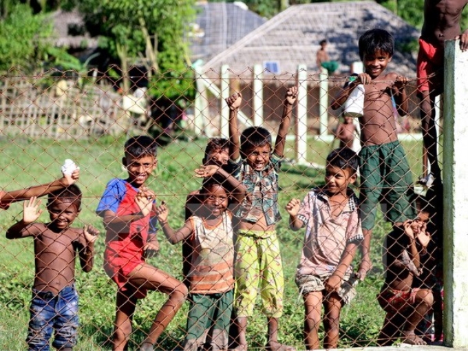 Người dân làng Khondaing, thị trấn Maungtaw, bang Rakhine, Myanmar ngày 10/10. (Nguồn: THX/TTXVN)