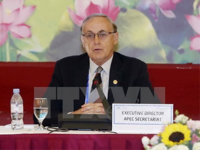 Giám đốc điều hành Ban thư ký APEC, tiến sỹ Alan Bollard phát biểu tại cuộc đối thoại. (Ảnh: TTXVN)