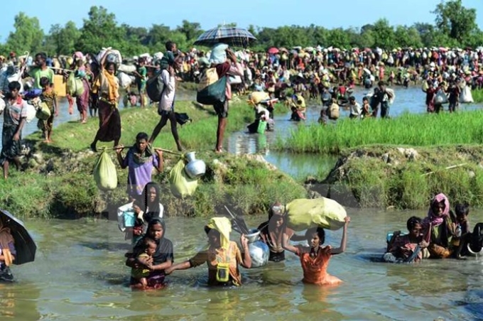 Người tị nạn Rohingya tới khu vực Palongkhali, gần Ukhia, Bangladesh ngày 16/10 sau khi sơ tán khỏi Myanmar. (Nguồn: AFP/TTXVN)