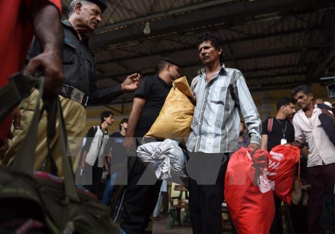 Ngư dân Ấn Độ chuẩn bị lên tàu sau khi được trả tự do tại Karachi, Pakistan. (Nguồn: AFP/TTXVN)