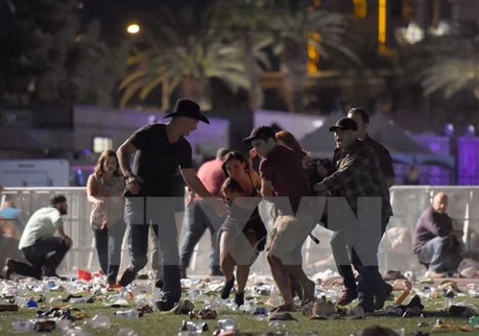 Chuyển một nạn nhân bị thương trong vụ xả súng ở Las Vegas ngày 1/10. (Nguồn: AFP/TTXVN)