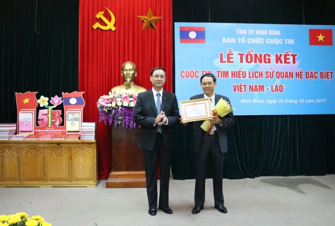 Phó Bí thư Thường trực Tỉnh ủy Nguyễn Tiến Thành trao Giải nhất cá nhân cho đồng chí Ngô Xuân Lam, Ủy ban Kiểm tra Tỉnh ủy