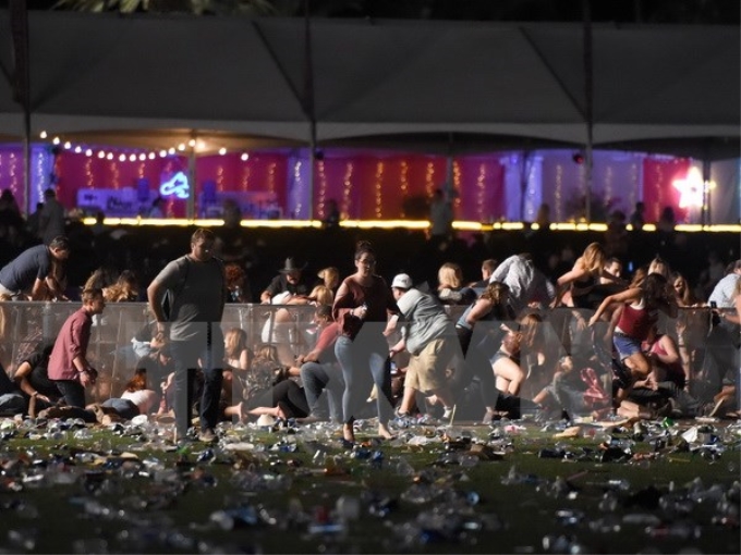 Các nạn nhân hoảng loạn tìm nơi trú ẩn trong vụ xả súng ở Las Vegas tối 1/10. (Nguồn: AFP/TTXVN)