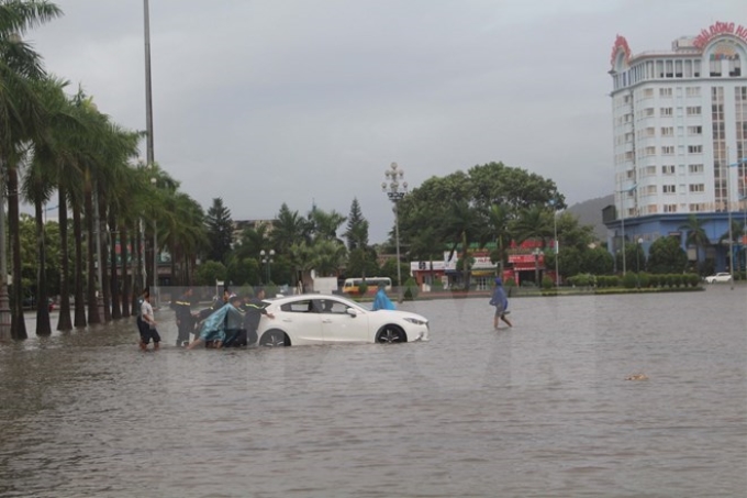 Cứu hộ xe ôtô bị chết máy do ngập nước ở thành phố Thanh Hóa, tỉnh Thanh Hóa. (Ảnh: Hoa Mai/TTXVN)