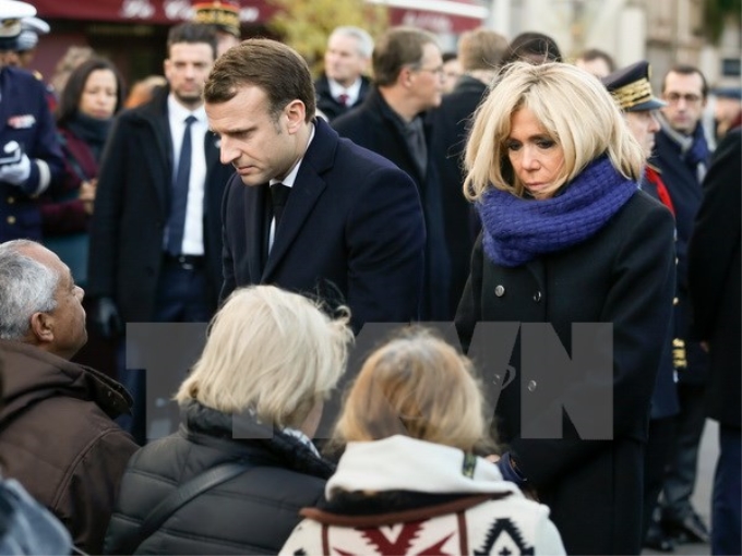 Tổng thống Pháp Emmanuel Macron (trái) và phu nhân tại lễ tưởng niệm. (Nguồn: AFP/TTXVN)