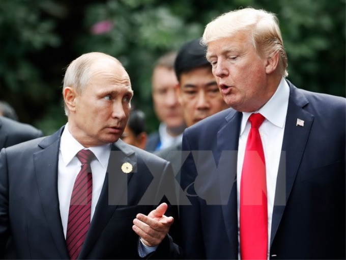 Tổng thống Mỹ Donald Trump (phải) và Tổng thống Nga Vladimir Putin (trái) tại Hội nghị cấp cao APEC ở Đà Nẵng. (Nguồn: AFP/TTXVN)