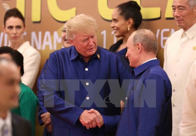 Tổng thống Nga Vladimir Putin (phải) và người đồng cấp Mỹ Donald Trump. (Nguồn: TTXVN)