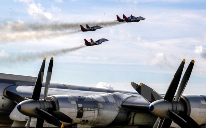 Tiêm kích MiG-29 và máy bay ném bom chiến lược Tu-95 của Nga trình diễn tại Diễn đàn Kỹ thuật quân sự quốc tế 2017 ở Kibinka, vùng Moskva (Nga) ngày 27/8. (Nguồn: EPA/TTXVN)